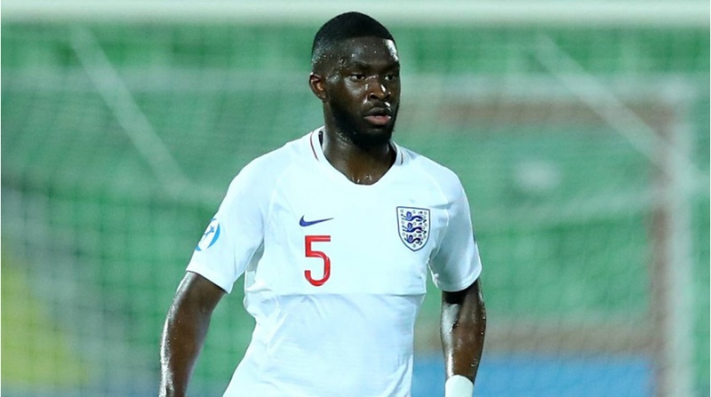 Fikayo Tomori trong màu áo của ĐTQG Anh